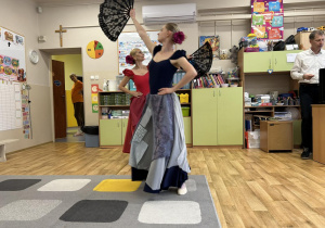 Dwie tancerki baletowe podczas tańca z wachlarzami.