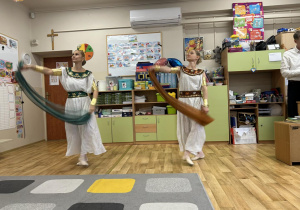 Dwie tancerki baletowe podczas egipskiego tańca.