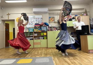 Dwie tancerki baletowe podczas tańca z wachlarzami.