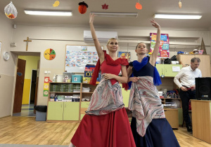 Dwie tancerki baletowe podczas tańca z kolorową chustą.