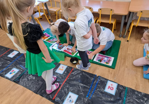 Dzieci układają ilustracje w odpowiedniej kolejności.