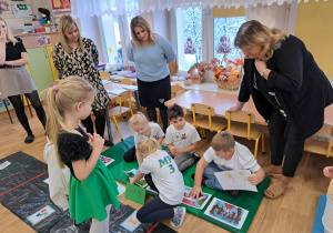 Dzieci układają ilustracje w odpowiedniej kolejności.