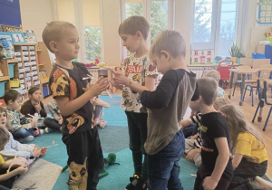 Dzieci odgrywają scenki o przyjaźni z wykorzystaniem kukiełek, które same wykonały.