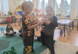 Dzieci odgrywają scenki o przyjaźni z wykorzystaniem kukiełek, które same wykonały.