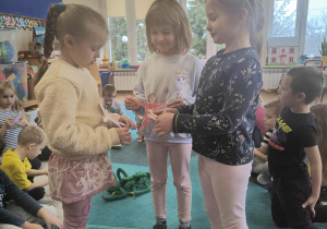 Dzieci odgrywają scenki o przyjaźni z wykorzystaniem kukiełek, które same wykonały.