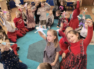 Dzieci prezentują wykonane kukiełki z papieru.