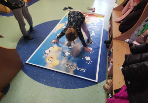 Dzieci grają w grę ruchową.