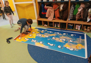 Dzieci grają w grę ruchową.