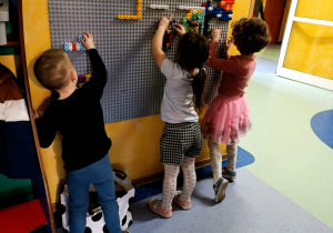 Dzieci bawią się klockami.