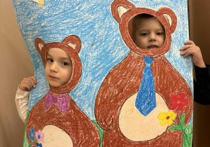 Dzieci pozują do zdjęcia w fotobudce.