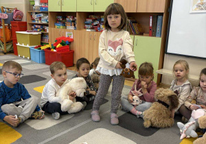 Dziecko dopasowuje figurę geometryczną do kształtu buzi misia.