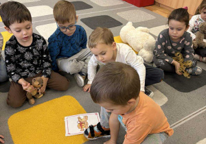 Chłopiec szuka pasujących do siebie obrazków.