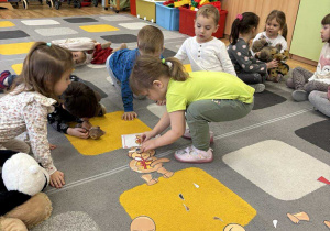 Dziewczynka szuka pasujących do siebie obrazków.