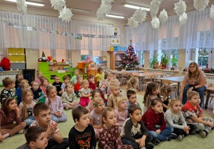 Dzieci słuchają muzyki.