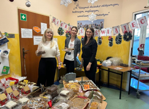 Trzy mamy podczas świątecznego kiermaszu w przedszkolu.