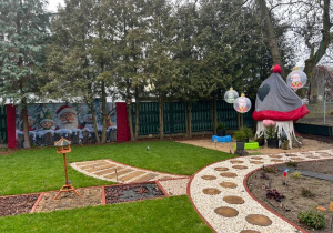 Ogródek ozdobiony świątecznymi ozdobami.