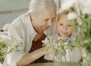 Zdjęcie przedstawiające babcię i wnuczkę.