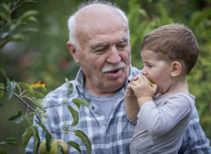 Zdjęcie przedstawiające dziadka i wnuczka.