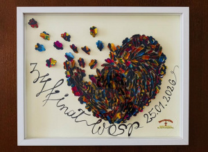 Trójwymiarowy obraz - serce składające się z wielu małych, papierowych kwiatków.