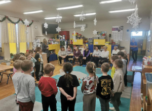 Grupa dzieci występuje przed emerytowanymi nauczycielkami i pracownikami przedszkkola.