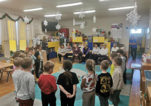 Grupa dzieci występuje przed emerytowanymi nauczycielkami i pracownikami przedszkkola.