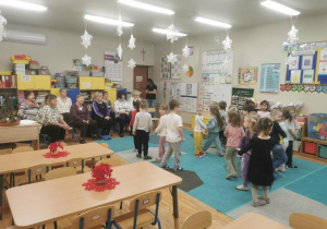 Grupa dzieci występuje przed emerytowanymi nauczycielkami i pracownikami przedszkkola.