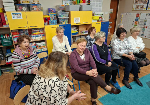 Pani dyrektor rozmawia z zaproszonymi osobami.