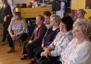 Zaproszeni goście podziwiają występ dzieci.