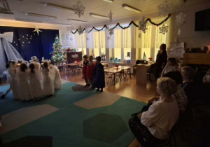 Grupa dzieci prezentuje przedstawienie jasełkowe przed emerytowanymi nauczycielkami i pracownikami przedszkkola.