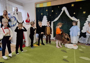 Grupa dzieci występuje przed Babciami i Dziadkami.