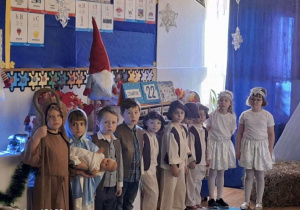 Grupa dzieci występuje przed Babciami i Dziadkami.