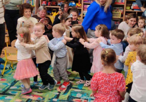 Grupa dzieci występuje przed Babciami i Dziadkami.