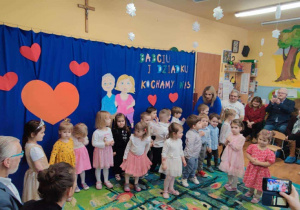 Grupa dzieci występuje przed Babciami i Dziadkami.