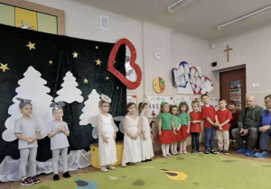 Grupa dzieci występuje przed Babciami i Dziadkami.