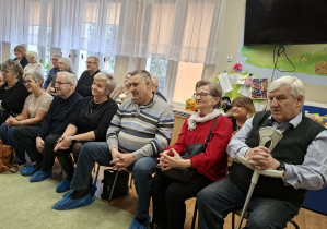 Babcie i Dziadkowie zgromadzeni na widowni.