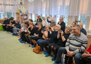 Babcie i Dziadkowie zgromadzeni na widowni.