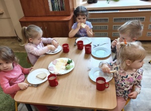 Żabki samodzielnie przygotowują sobie kanapki!