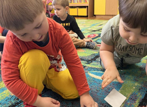 Maluszki układają pingwinki według wzoru.