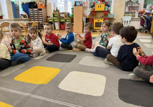 Dzieci wykonują sobie masażyk na plecach.