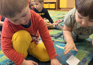 Maluszki układają pingwinki według wzoru.