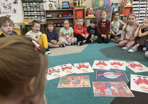 Starszaki słuchają opowiadania o zapominalskim Mikołaju