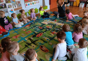 Maluszki słuchają opowiadania o króliku.