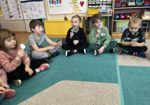 Ćwiczenia aparatu mowy z kontrolą ruchów - z użyciem lusterek.