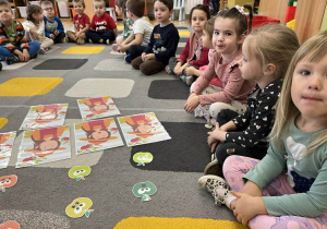 Dzieci wykonują "jabłuszkowe" ćwiczenia buzi i języka.
