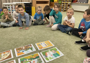 Dzieci słuchają opowiadania o jesiennej spiżarni królika.