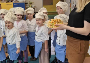 Dzieci odwiedzają inne grupy z przygotowana przekąską.