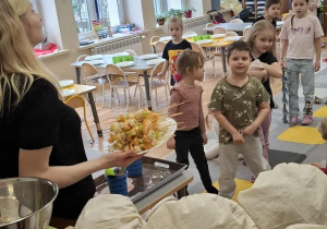 Dzieci odwiedzają inne grupy z przygotowana przekąską.