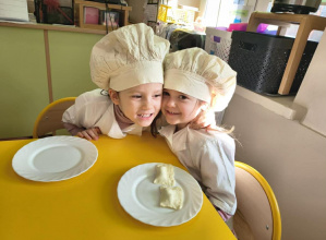 Dwie dziewczynki przytulają się do siebie.