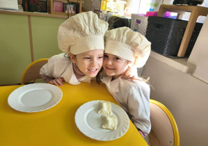 Dwie dziewczynki przytulają się do siebie.