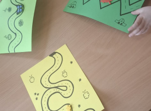 Dzieci przechodzą przez labirynt za pomocą magnesów.